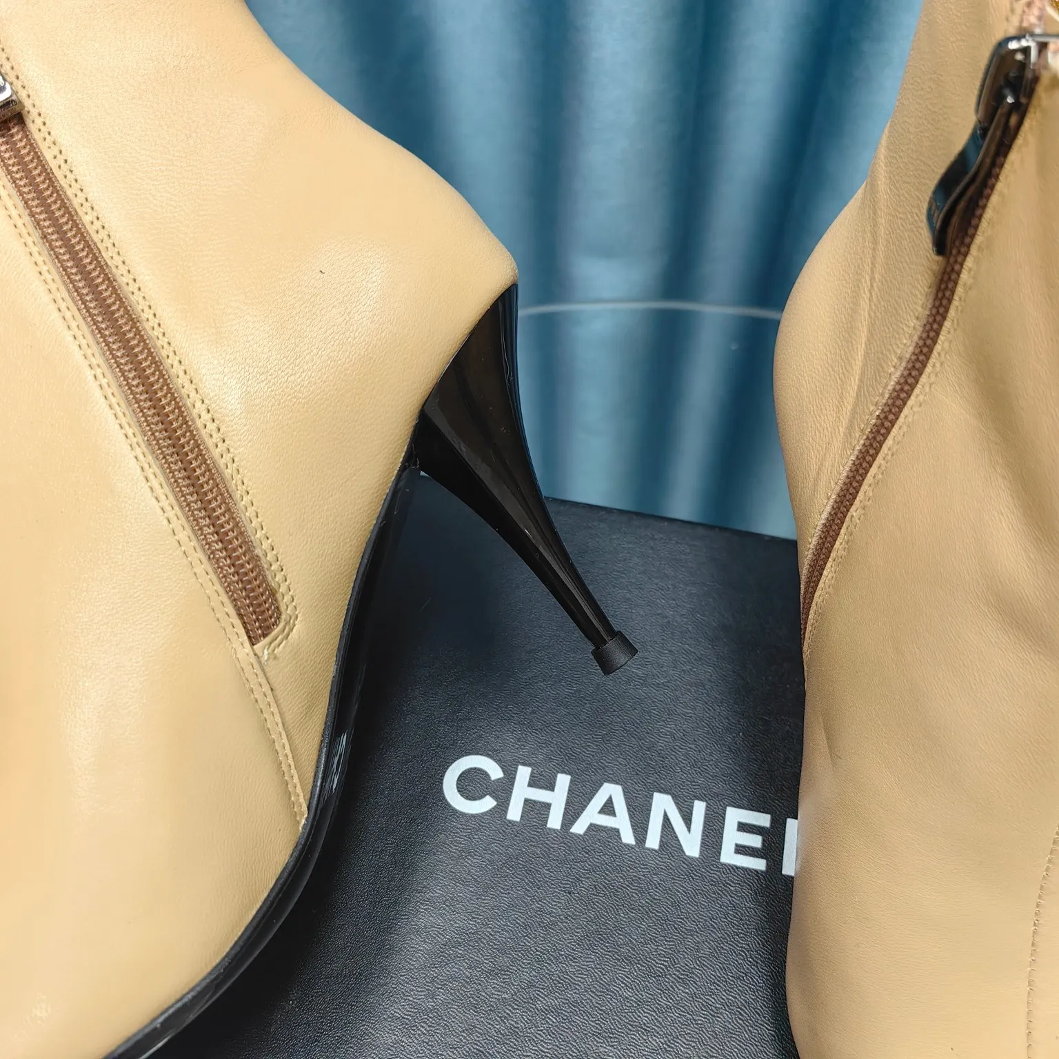 👟👟Ex-factory price 700👟👟Chanel 24B new pointed toe double C embroidered short boots Super handsome shoe shape😎 Cowhide upper, sheepskin lining, genuine leather outsole, 8cm heel height, Size: 35-39, other sizes can be customized